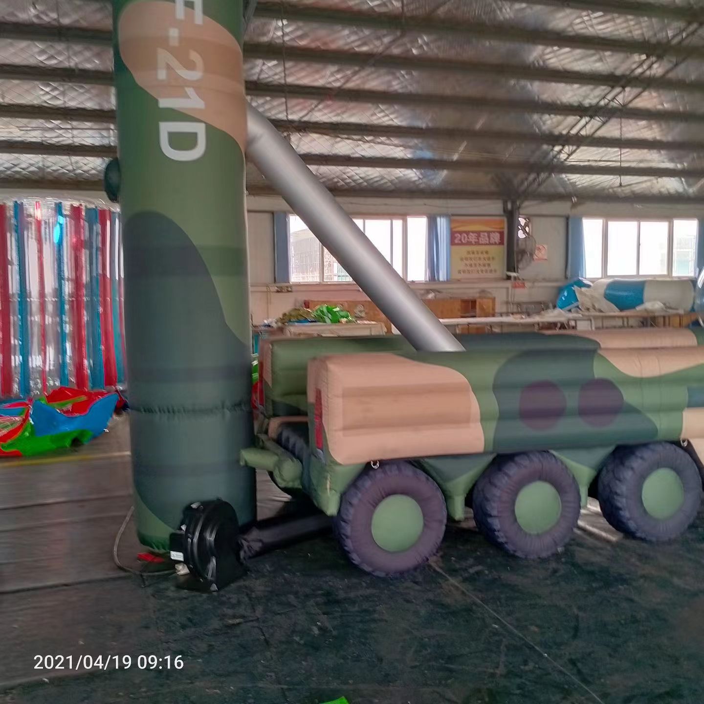 兴义军事演习中的充气目标车辆：模拟发射车雷达车坦克飞机